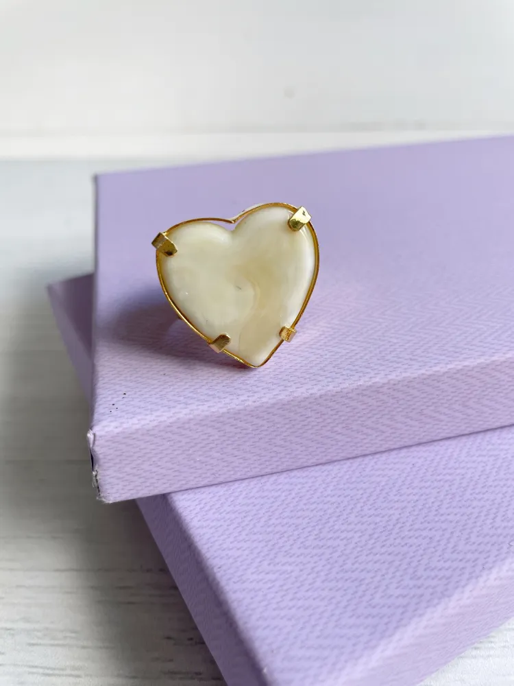 tb335 Maxi anillo corazón marmoleado beige y café - Imagen 1