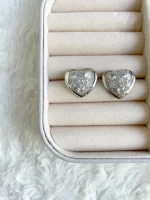 Arete de corazón con zirconias plateado