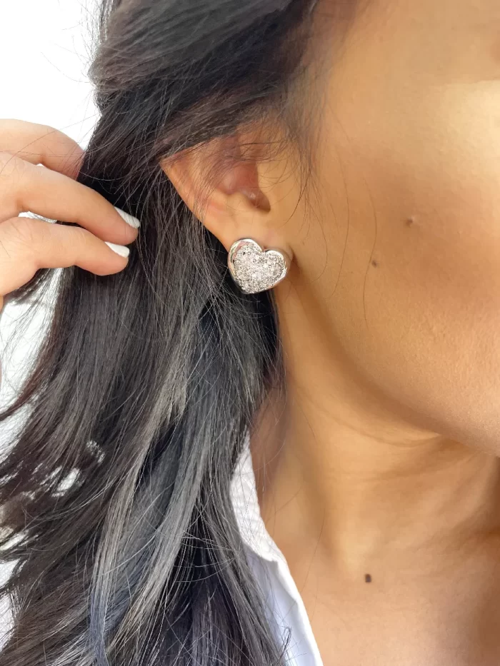 Arete de corazón con zirconias plateado - Imagen 2