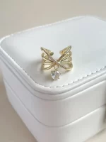 Anillo dorado cruzado delicado con zirconia