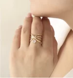 Anillo dorado cruzado delicado con zirconia - Imagen 2