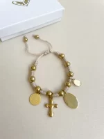 Pulsera denario beige dijes dorados