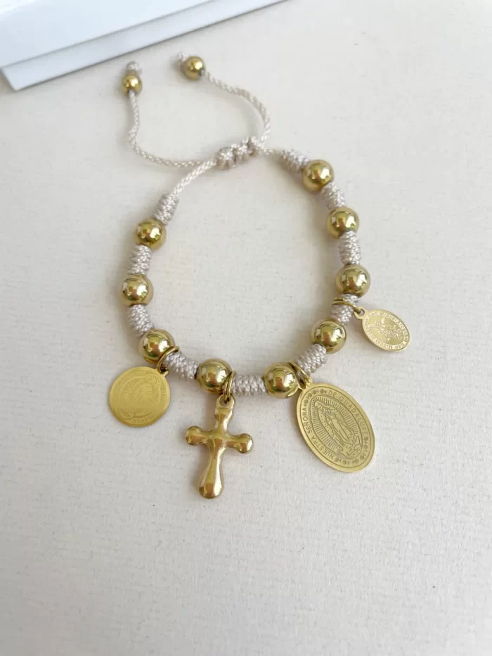 Pulsera denario beige dijes dorados - Imagen 2