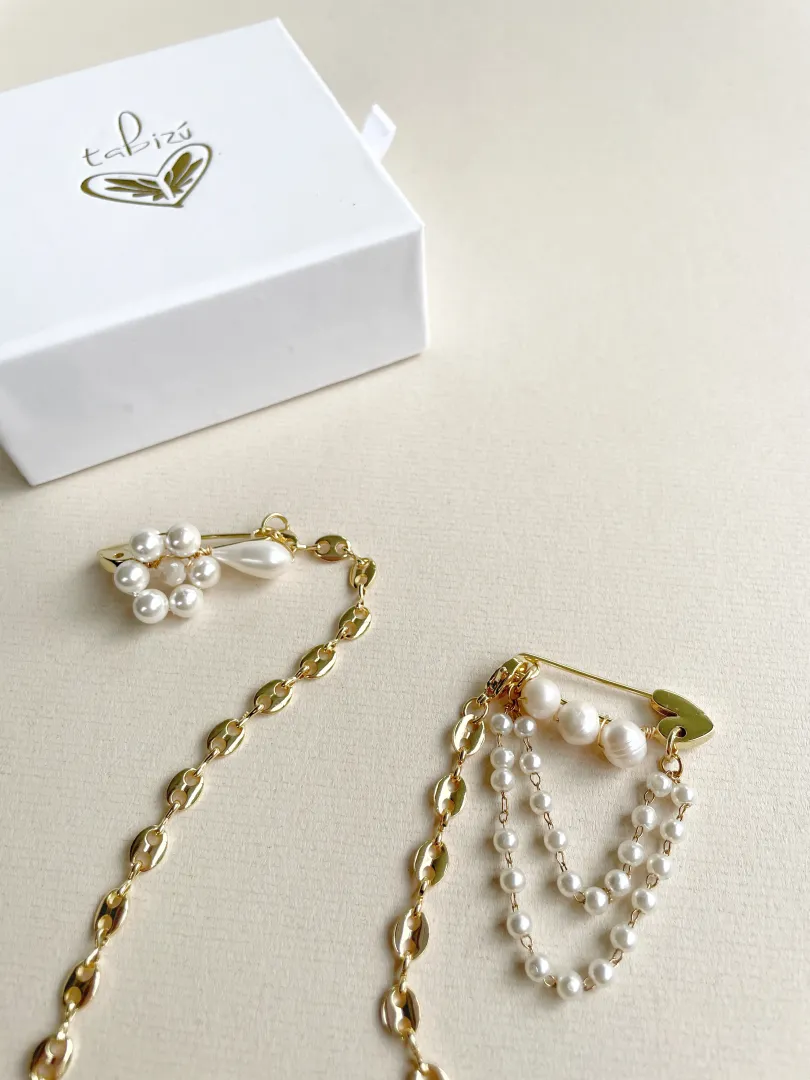 bro18 Broche doble perlas y cadena - Imagen 1