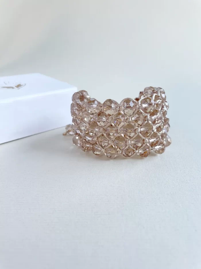 Brazalete tejido con cristales en tono nude - Imagen 2