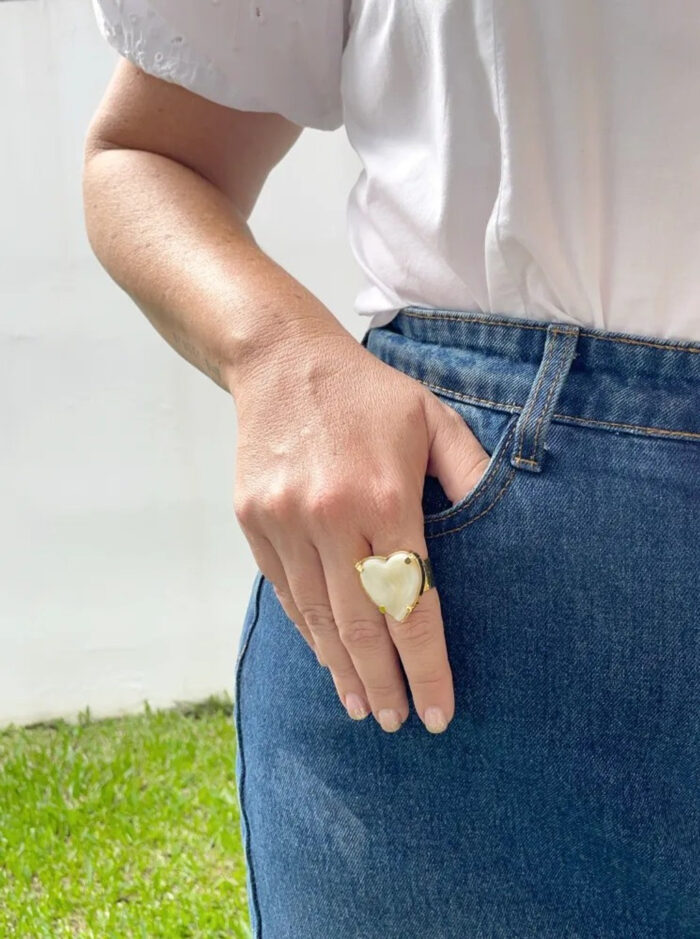 Maxi anillo corazón marmoleado beige y café - Imagen 2