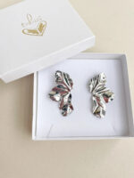 Aretes plateados media flor - Imagen 2