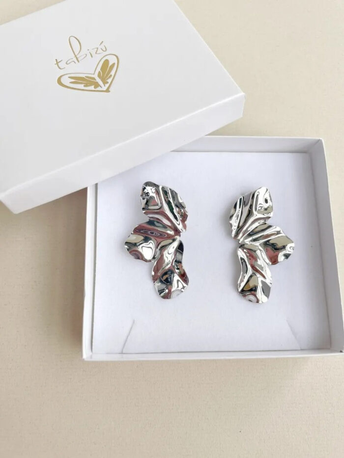Aretes plateados media flor - Imagen 2