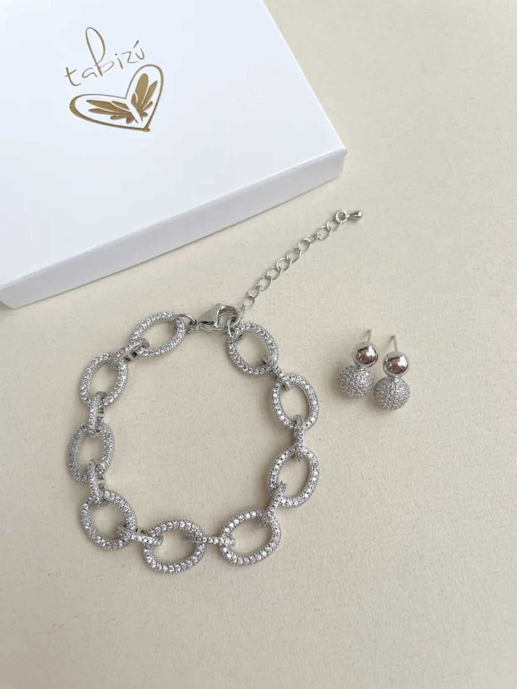 1915-019659f5-fe52-731a-bfaf-94176d5cad38.jpg Caja especial pulsera plateada full zirconias y aretes - Imagen 1