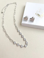 Caja especial plateada collar y aretes corazón - Imagen 2