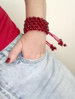 Brazalete tejido con cristales tono rojo/vino