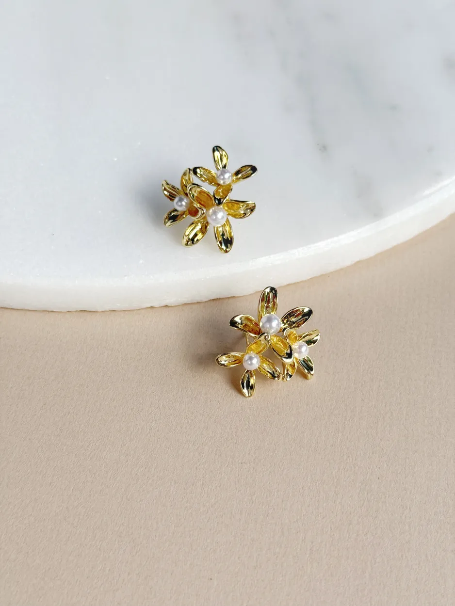 Arete triple flor dorado