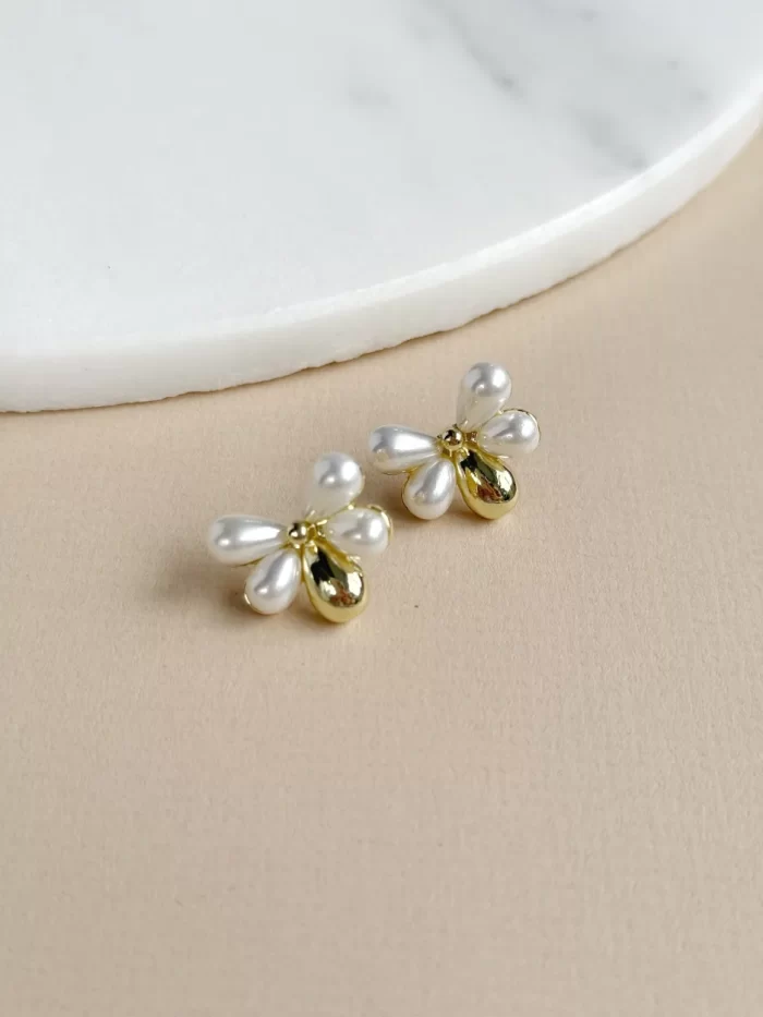 Arete abeja dorada y perla - Imagen 2