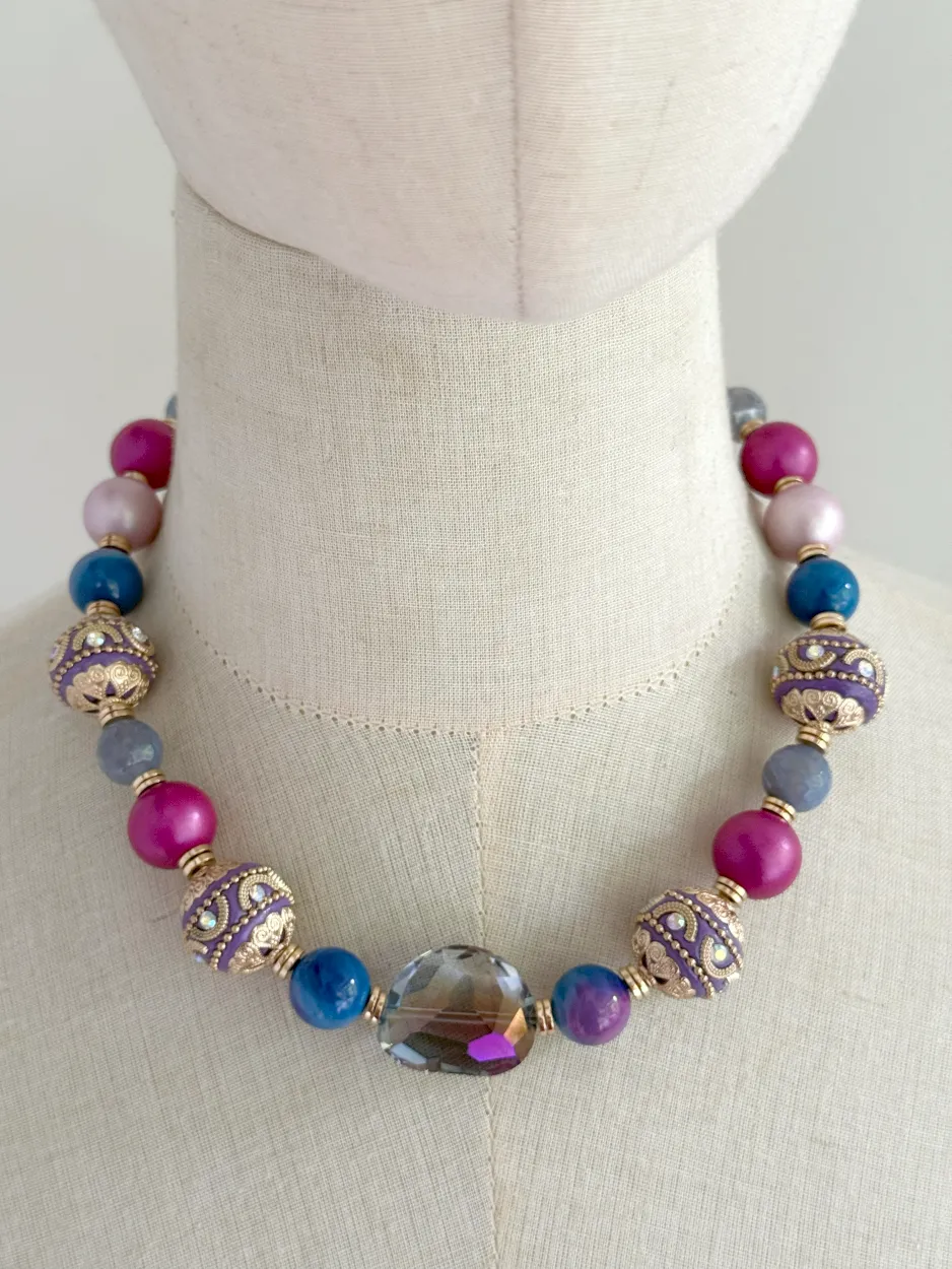 Collar lila y azul
