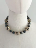 Collar ágatas gris y cuentas tibetanas negras