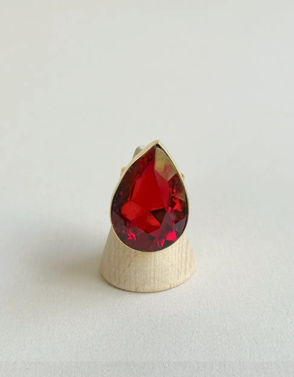 Anillo gota roja