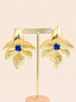 Maxi arete flor dorada cristal azul