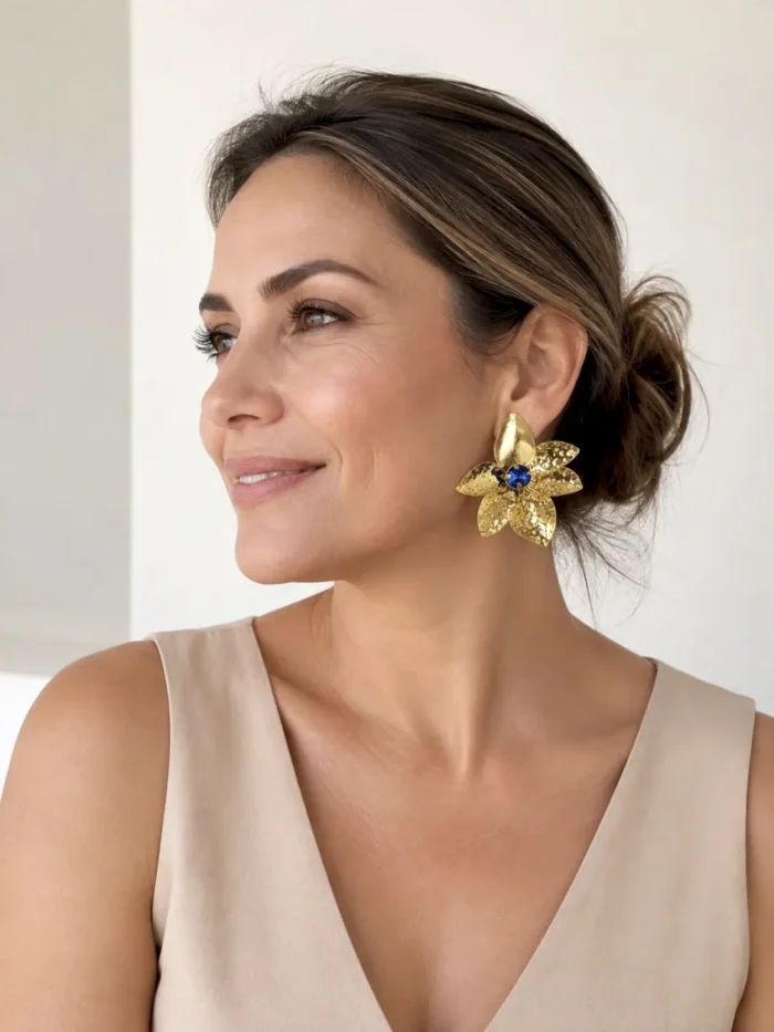 Maxi arete flor dorada cristal azul - Imagen 2