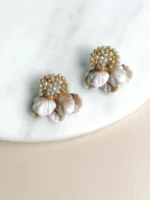 Arete mediano flor beige pétalos