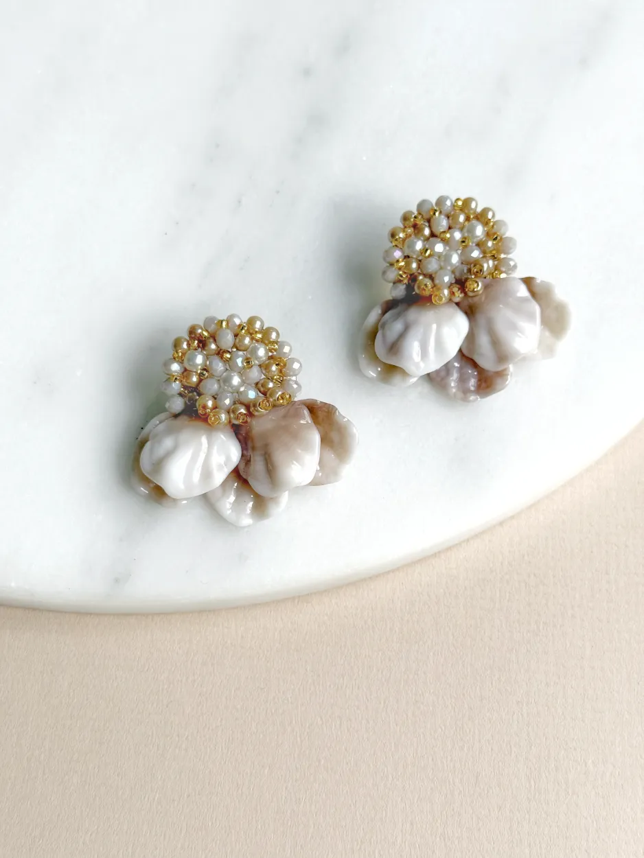 Arete mediano flor beige pétalos