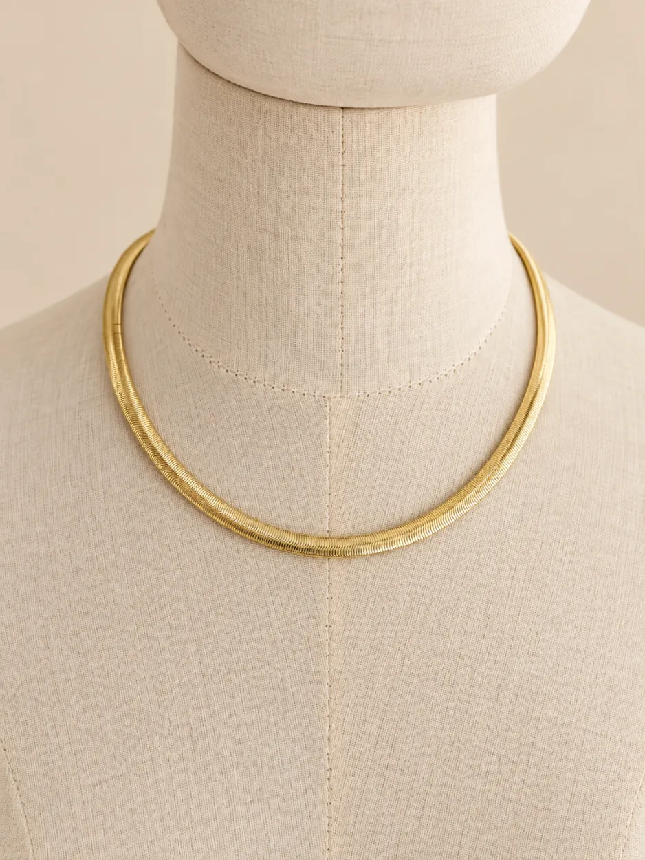 Collar básico plano dorado