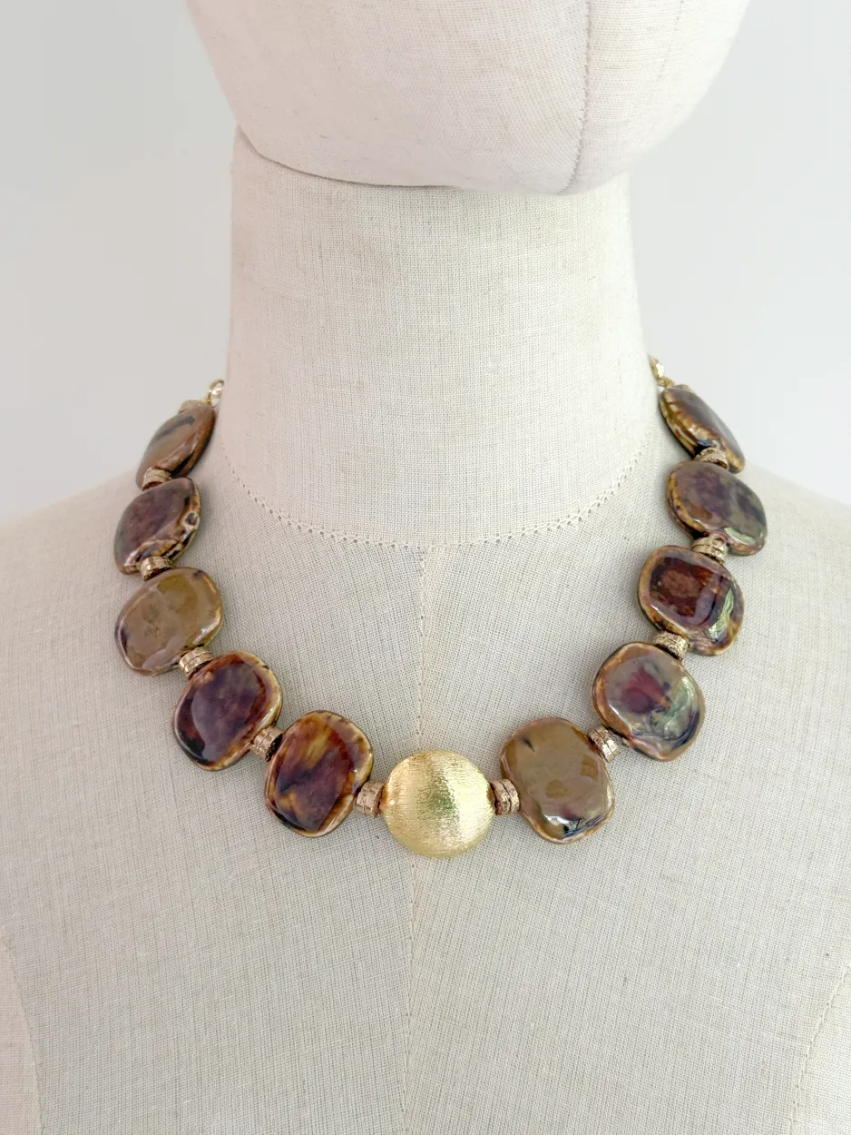 Collar cuentas cerámica café y dorado